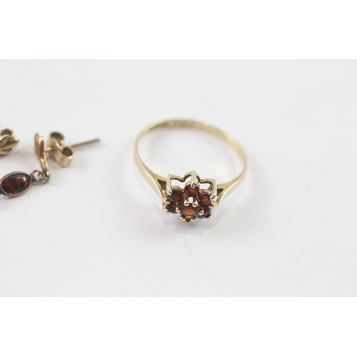 194 - 2 x 9ct gold garnet earring and ring set (2.4g) Size K 1/2