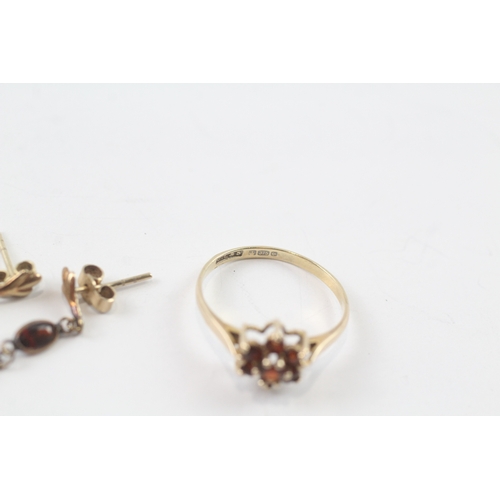 194 - 2 x 9ct gold garnet earring and ring set (2.4g) Size K 1/2