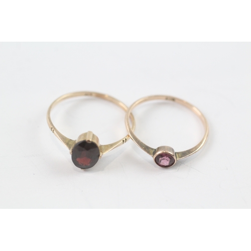 196 - 2 x 9ct gold garnet and pink gemstone single stone rings (2.2g) Size R + O