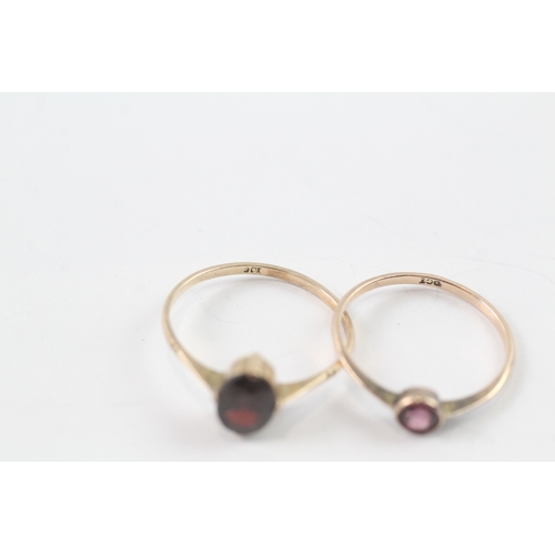 196 - 2 x 9ct gold garnet and pink gemstone single stone rings (2.2g) Size R + O