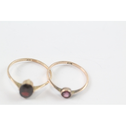 196 - 2 x 9ct gold garnet and pink gemstone single stone rings (2.2g) Size R + O