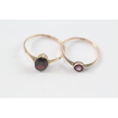 196 - 2 x 9ct gold garnet and pink gemstone single stone rings (2.2g) Size R + O