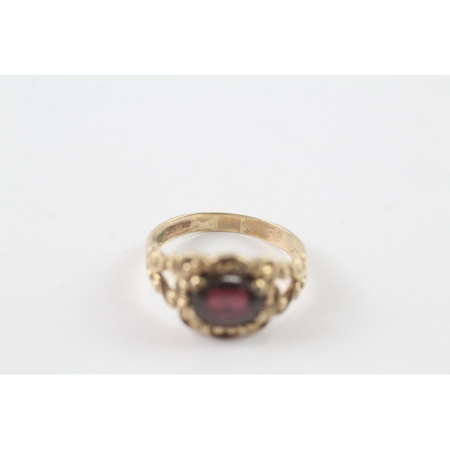 200 - 9ct gold vintage garnet patterned dress ring (3g) Size N