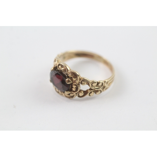 200 - 9ct gold vintage garnet patterned dress ring (3g) Size N