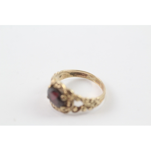 200 - 9ct gold vintage garnet patterned dress ring (3g) Size N