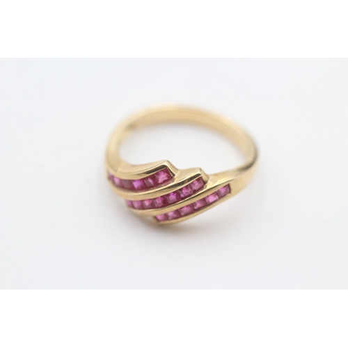 209 - 9ct gold three row ruby set ring (3g) Size P