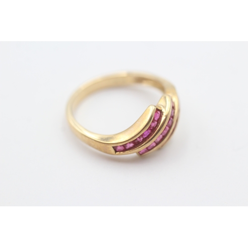 209 - 9ct gold three row ruby set ring (3g) Size P