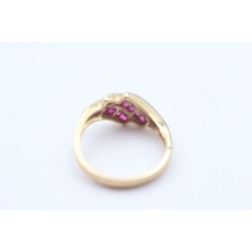 209 - 9ct gold three row ruby set ring (3g) Size P