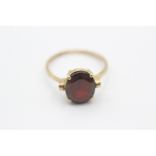 214 - 9ct gold oval claw set garnet ring (2.2g) Size P