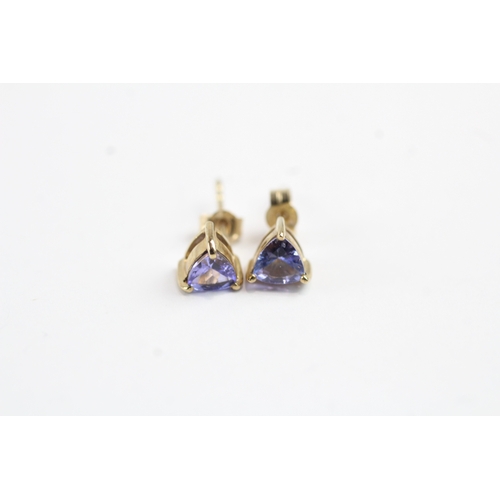 218 - 9ct gold trilliant cut blue gemstone stud earrings (0.8g)