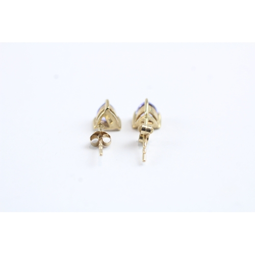 218 - 9ct gold trilliant cut blue gemstone stud earrings (0.8g)