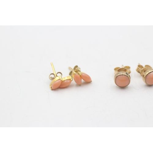 22 - 2 x 9ct gold coral stud earrings (2.1g)