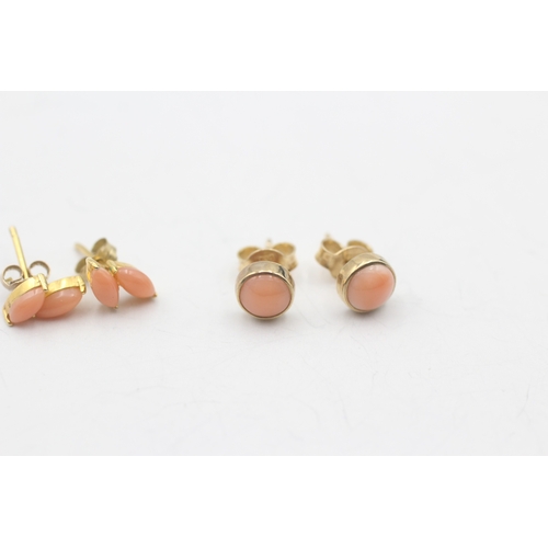 22 - 2 x 9ct gold coral stud earrings (2.1g)