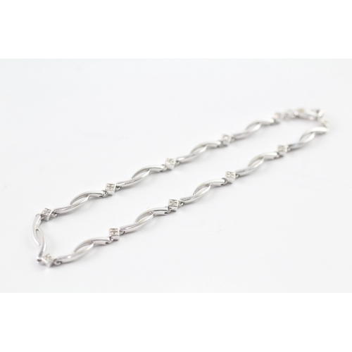 24 - 9ct gold diamond bracelet (3.6g)