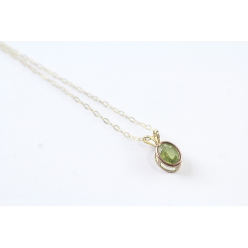 241 - 9ct gold oval cut bezel set peridot pendant w/ 9ct gold chain (0.7g)