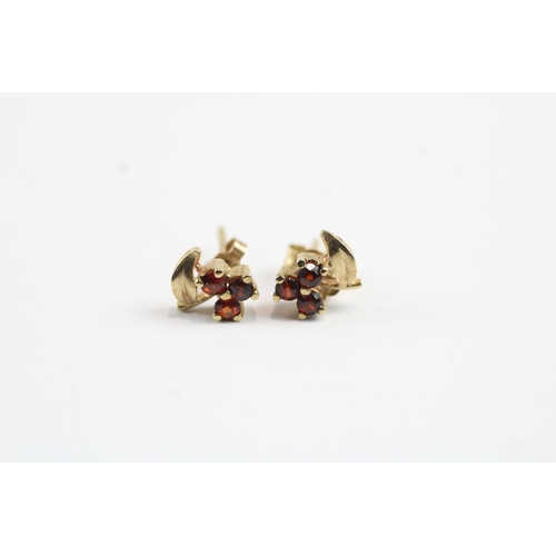 243 - 9ct gold garnet floral design stud earrings (0.8g)