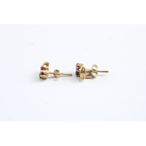 243 - 9ct gold garnet floral design stud earrings (0.8g)