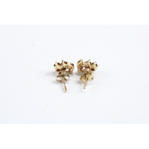 243 - 9ct gold garnet floral design stud earrings (0.8g)