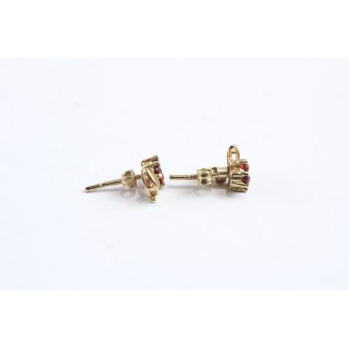 243 - 9ct gold garnet floral design stud earrings (0.8g)