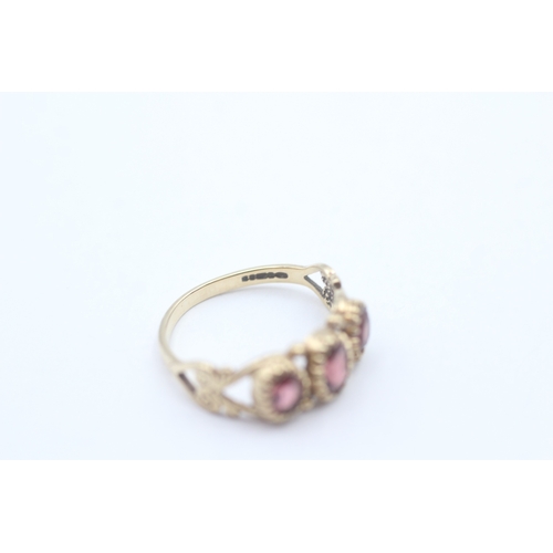 30 - 9ct gold vintage garnet trilogy ring (1.9g) Size L