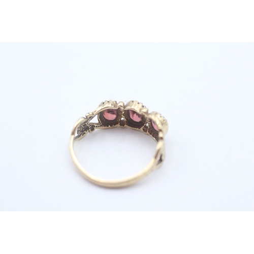 30 - 9ct gold vintage garnet trilogy ring (1.9g) Size L