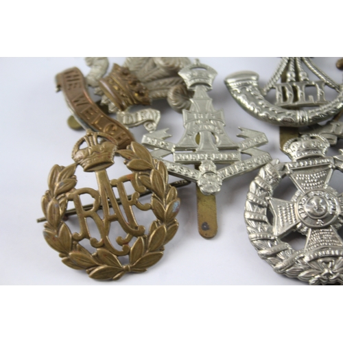 366 - Military Cap Badges Inc The Queens, Border Regt, Rifle Brigade, Etc x 10