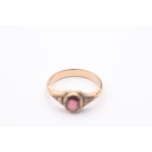 39 - 9ct gold vintage garnet dress ring with patterned shoulders (4.2g) Size P 1/2