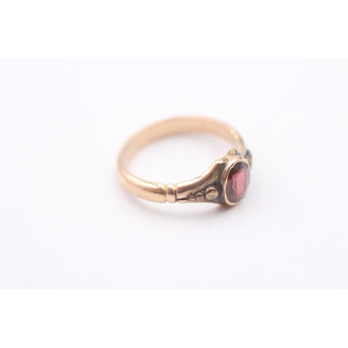 39 - 9ct gold vintage garnet dress ring with patterned shoulders (4.2g) Size P 1/2