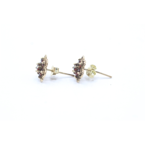 41 - 9ct gold garnet cluster stud earrings (1.7g)