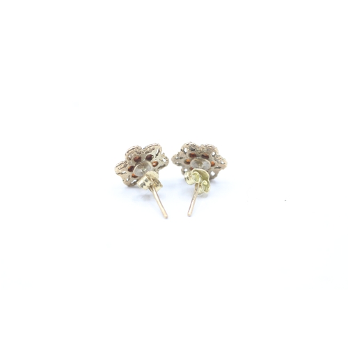 41 - 9ct gold garnet cluster stud earrings (1.7g)