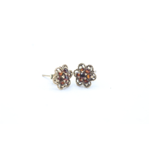 41 - 9ct gold garnet cluster stud earrings (1.7g)