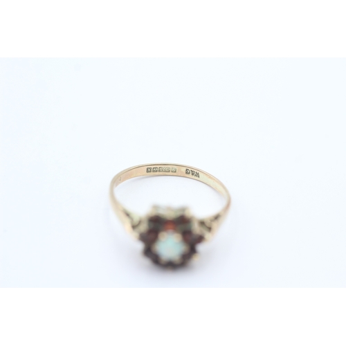 55 - 9ct gold vintage opal & garnet cluster ring (2g) Size L