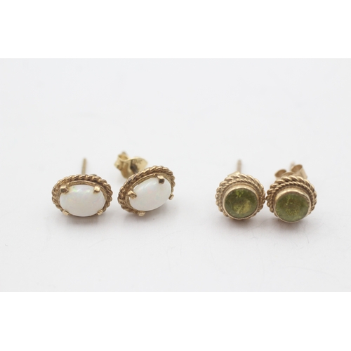 6 - 2x 9ct gold opal and peridot stud earrings (2.4g)