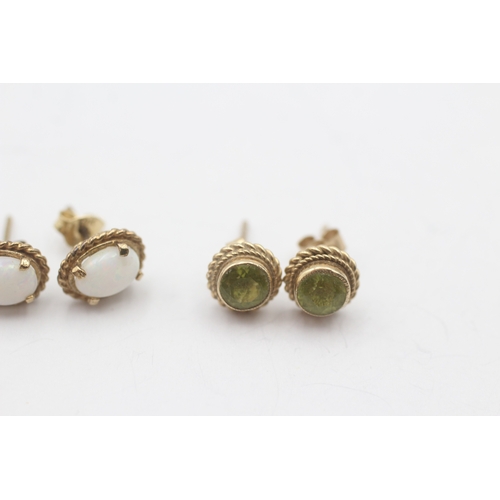 6 - 2x 9ct gold opal and peridot stud earrings (2.4g)