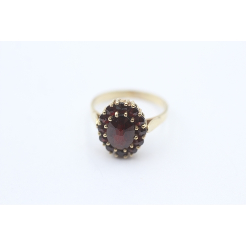 72 - 9ct gold vintage garnet cluster ring (2.8g) Size J