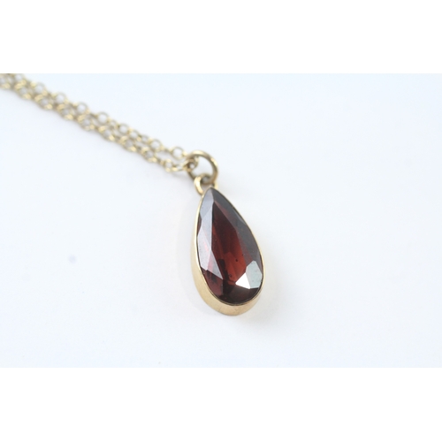 81 - 9ct gold pear cut garnet pendant w/ 9ct gold chain (2.5g)