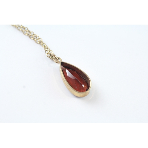 81 - 9ct gold pear cut garnet pendant w/ 9ct gold chain (2.5g)