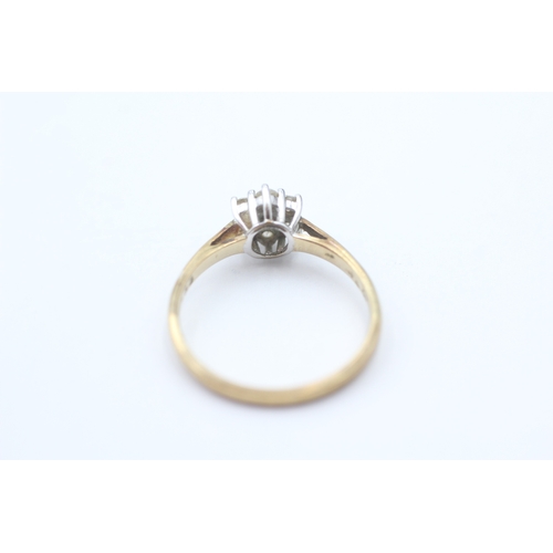 91 - 9ct gold diamond cluster ring (2g) Size P