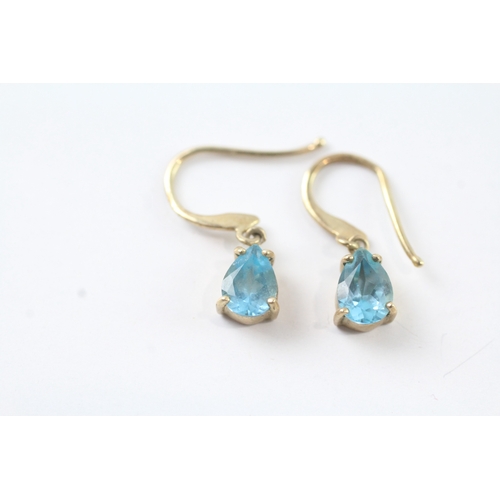 93 - 9ct gold oval cut blue gemstone drop earring w/ shepherd hooks (1.4g)