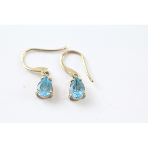 93 - 9ct gold oval cut blue gemstone drop earring w/ shepherd hooks (1.4g)