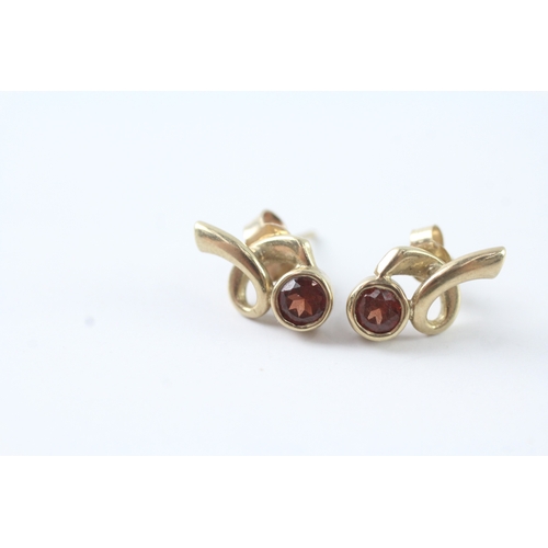 98 - 9ct gold garnet stud earrings (2.1g)