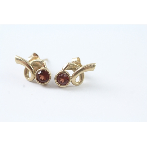 98 - 9ct gold garnet stud earrings (2.1g)