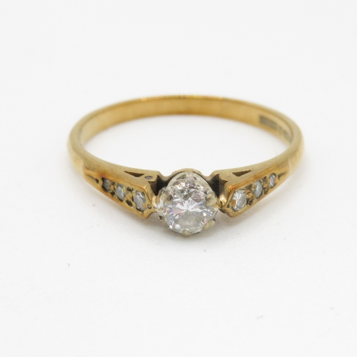 64 - 9ct gold diamond solitaire with diamond shoulders (1.8g) Size N 1/2