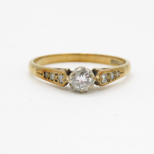 64 - 9ct gold diamond solitaire with diamond shoulders (1.8g) Size N 1/2