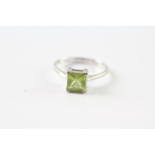 102 - 9ct gold peridot solitaire ring (2.2g) Size N 1/2