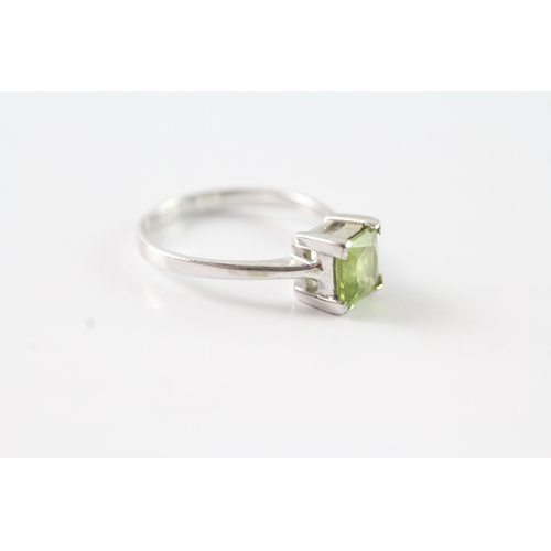 102 - 9ct gold peridot solitaire ring (2.2g) Size N 1/2