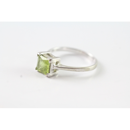 102 - 9ct gold peridot solitaire ring (2.2g) Size N 1/2