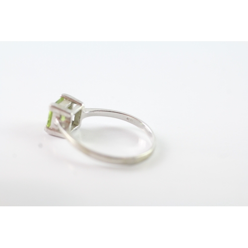 102 - 9ct gold peridot solitaire ring (2.2g) Size N 1/2