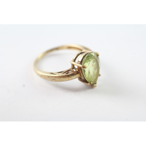 104 - 9ct gold pear cut peridot solitaire dress ring (2.9g) Size N