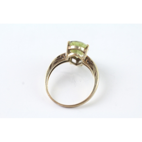 104 - 9ct gold pear cut peridot solitaire dress ring (2.9g) Size N